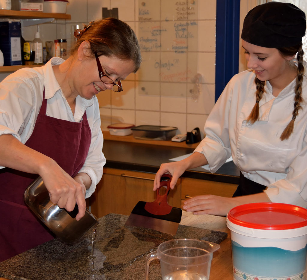 Att tillverka chokladpraliner hantverksmässigt handlar även om samarbete. 